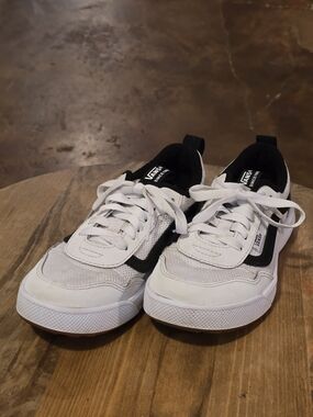 VANS UltraRange EXO White Black Sneakers Youth Size 2 Lightweight Comfort